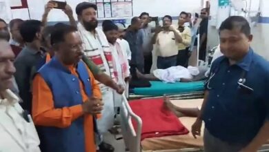 मधुमक्खियों के हमले में घायल से हालचाल जानने पहुंचे सीएम