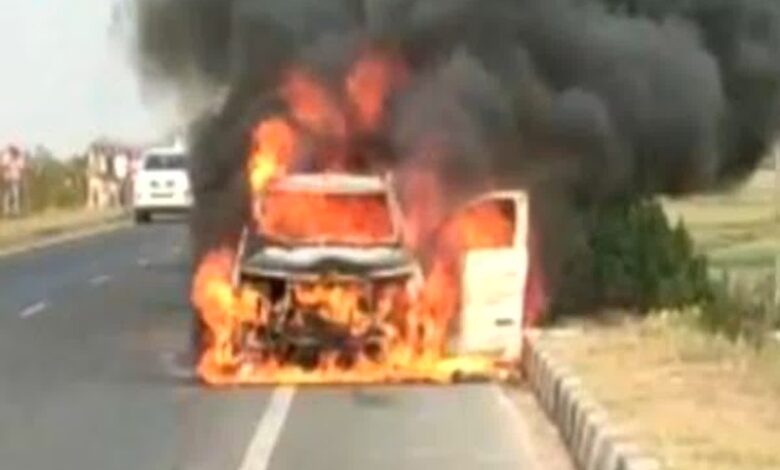 चल रही थी कार, अचानक लगी आग, ड्राइवर और कार सवार ने कूदकर बचाई जान