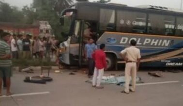 अनियंत्रित बस ट्रक में जा घुसी, घायलों को भेजा गया अस्पताल अनियंत्रित बस ट्रक में जा घुसी, घायलों को भेजा गया अस्पताल