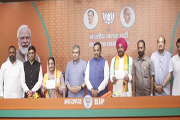 झटका : भाजपा में शामिल हुए तजिंदर सिंह बिट्टू और करमजीत कौर