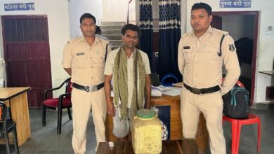 किराना दुकान की आड़ में बेच रहा था महुआ शराब