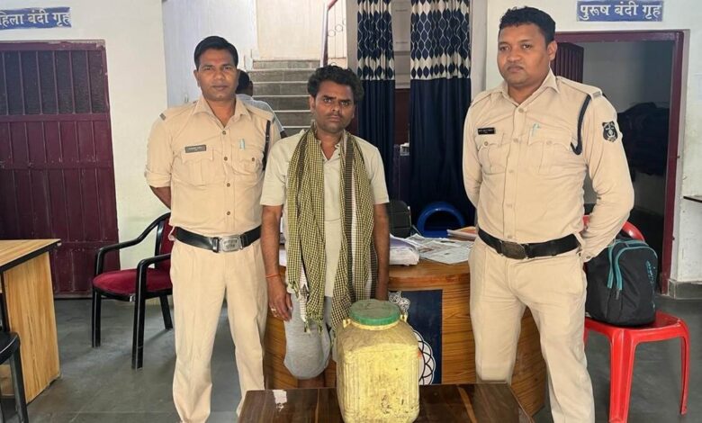 किराना दुकान की आड़ में बेच रहा था महुआ शराब किराना दुकान की आड़ में बेच रहा था महुआ शराब