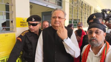 विधानसभा अध्यक्ष डॉ. रमन सिंह ने डाला वोट विधानसभा अध्यक्ष डॉ. रमन सिंह ने डाला वोट