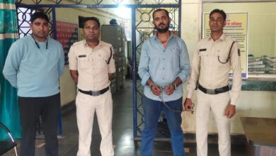 हत्या का प्रयास करने वाले आरोपी पर पुलिस का प्रहार