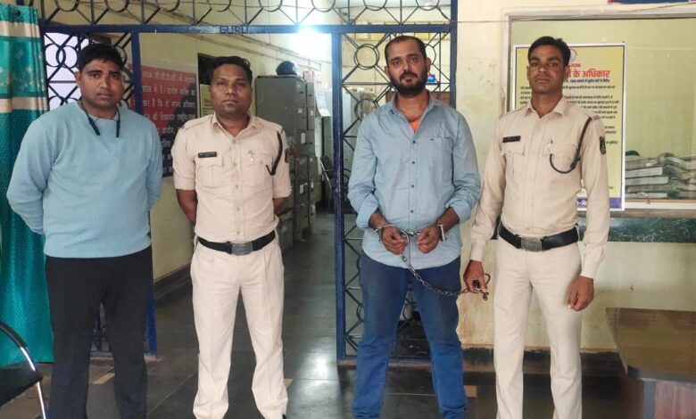 हत्या का प्रयास करने वाले आरोपी पर पुलिस का प्रहार हत्या का प्रयास करने वाले आरोपी पर पुलिस का प्रहार