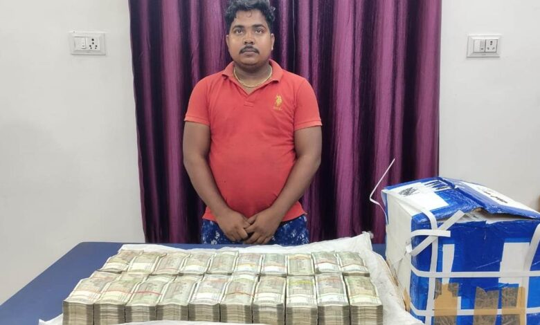 आलू से भरे पिकअप में छिपा रखा था 50 लाख कैश, जांच जारी