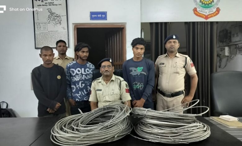 चोरी कर घर के बाडी पर छिपा कर रखा हुआ थे सामान, पकड़े गए