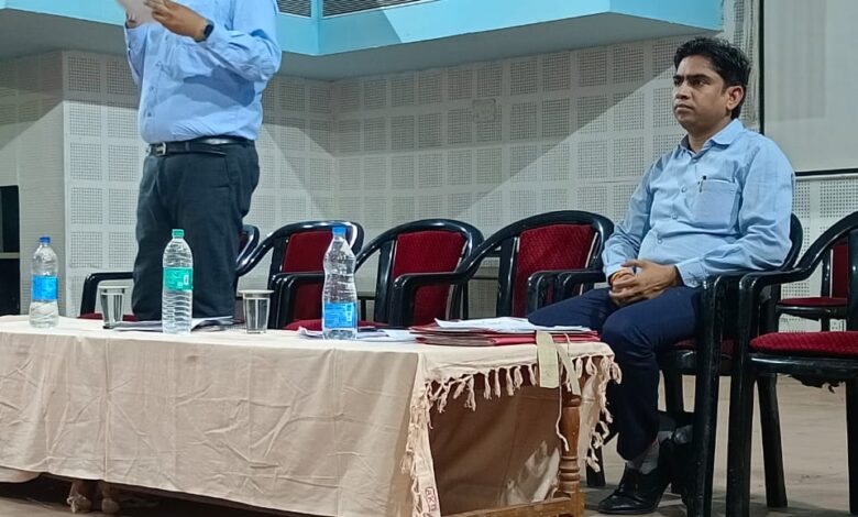 रायपुर पश्चिम विधानसभा के सहायक रिटर्निग अधिकारी ने ली बैठक रायपुर पश्चिम विधानसभा के सहायक रिटर्निग अधिकारी ने ली बैठक