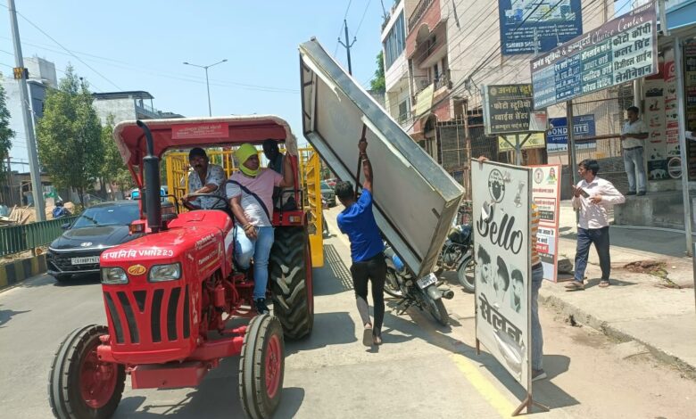 सुगम यातायात व्यवस्था और पार्किंग व्यवस्था सुदृढ़ करने हटाए अतिक्रमण