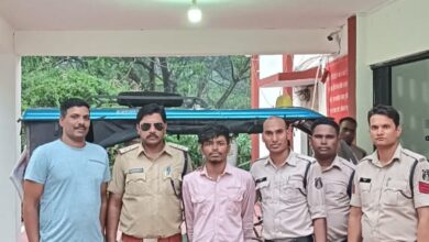 चाकू से हमला कर मोबाइल लूटने वाले पकड़े गए