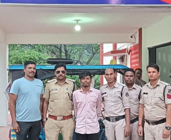 चाकू से हमला कर मोबाइल लूटने वाले पकड़े गए