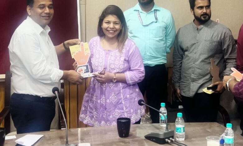 सोशल मीडिया इन्फ्लुएंसर्स व यू-ट्यूबर्स कलेक्टर डॉ. गौरव सिंह से मिले