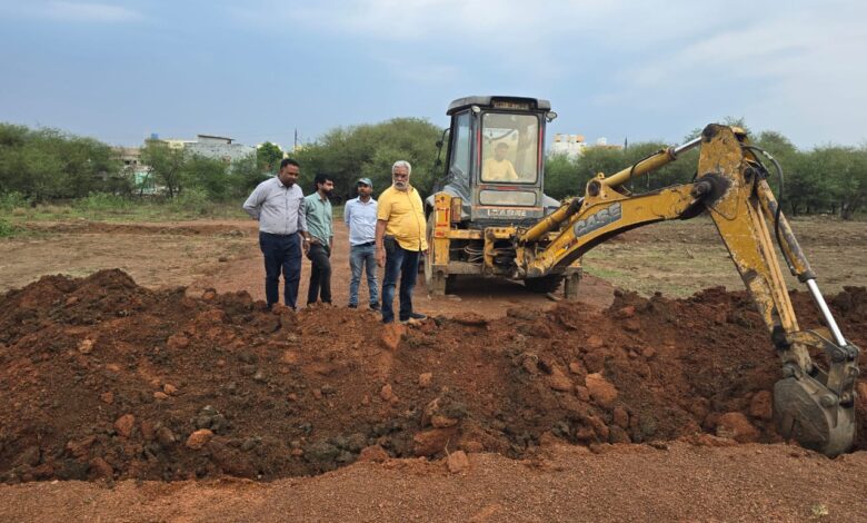 अवैध प्लाटिंग, निगम के बुलडोजर देख भाग निकले