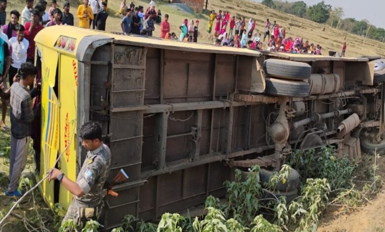 बच्चों से भरी स्कूली बस पलटी, 15 घायल