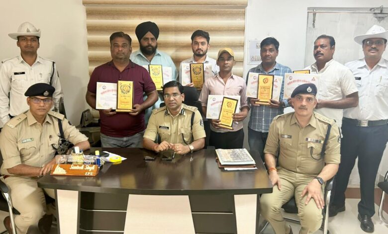 रायपुर पुलिस ने 6 लोगों को किया सम्मानित, जानिये क्यों मिला सम्मान