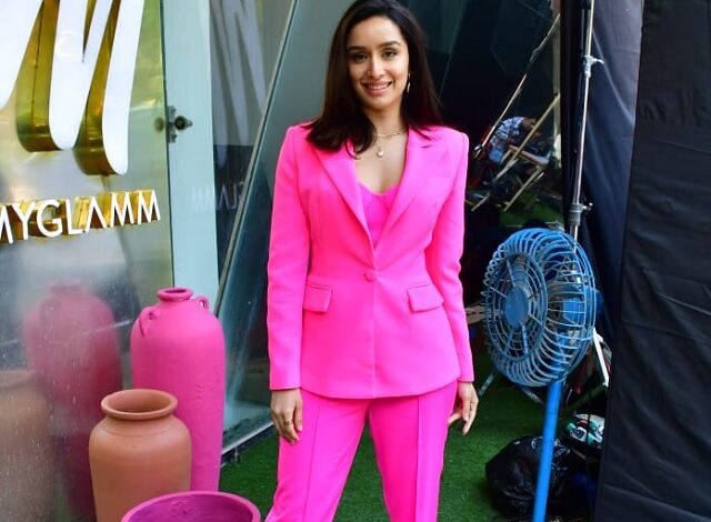 पिंक फॉर्मल में बॉसी लुक दिखा श्रद्धा कपूर का, काफी पसंद कर रहे लोग