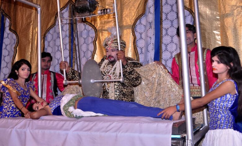 जादूगर सम्राट अजूबा का शो देखने उमड़ी भीड़, स्कूली बच्चों ने भी देखा रोमांचक जादू…