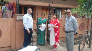 घर-घर जाकर बटने लगे मतदाता पर्चे घर-घर जाकर बटने लगे मतदाता पर्चे