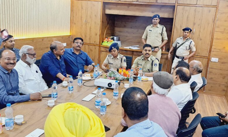 फैक्ट्री संचालको के साथ पुलिस की मीटिंग