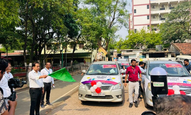 होम वोटिंग मतदान रथ को कलेक्टर ने हरी झंडी दिखाकर किया रवाना होम वोटिंग मतदान रथ को कलेक्टर ने हरी झंडी दिखाकर किया रवाना
