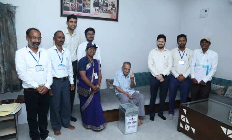 88 वर्षीय संतूमल ने कहा- ‘आई विल साइन इन इंग्लिश‘ 88 वर्षीय संतूमल ने कहा- ‘आई विल साइन इन इंग्लिश‘