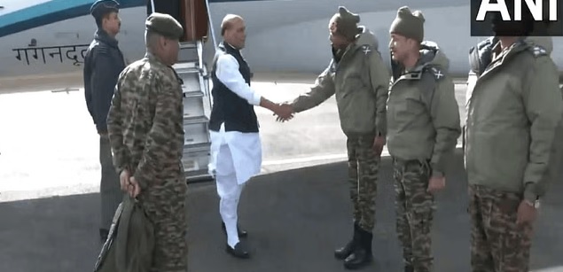 लद्दाख पहुंचे रक्षा मंत्री राजनाथ सिंह, जवानों से करेंगे बातचीत