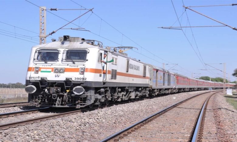 ये ट्रेन कल देरी से चलेगी, यात्रा से पहले चेक कर लें ये ट्रेन कल देरी से चलेगी, यात्रा से पहले चेक कर लें