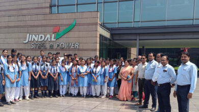 समर कैंप: स्टील प्लांट में लंबी रेल पात बनते देख बच्चे हुए रोमांचित