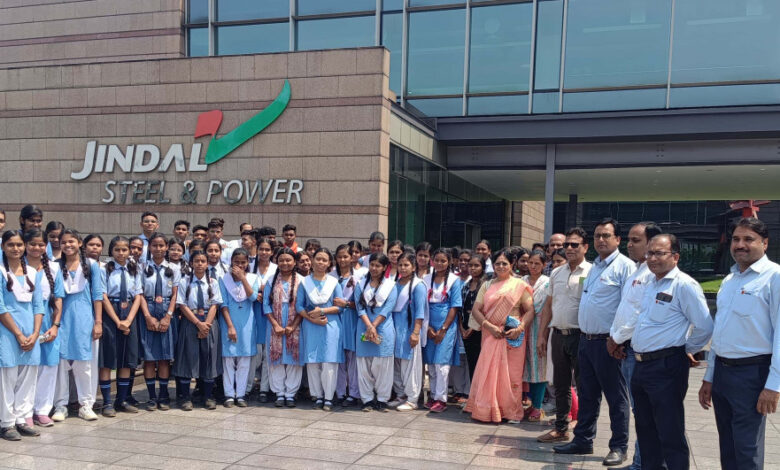 समर कैंप: स्टील प्लांट में लंबी रेल पात बनते देख बच्चे हुए रोमांचित