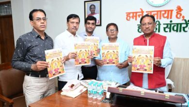 सीएम ने किया सीमंधर स्वामी जैन मंदिर ध्वजारोहण की पत्रिका का विमोचन