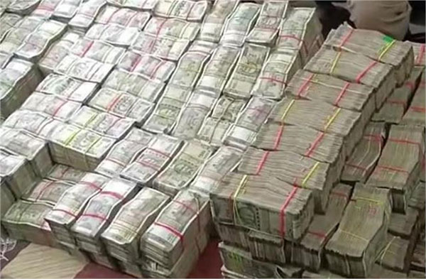 नोटों से भरा ‘छोटा हाथी’ सड़क पर पलटा, सड़क पर बिखर गए 7 करोड़ रुपए