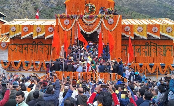 खुल गए बदरीनाथ धाम के कपाट, पावन पल के साक्षी बने हजारों श्रद्धालु खुल गए बदरीनाथ धाम के कपाट, पावन पल के साक्षी बने हजारों श्रद्धालु