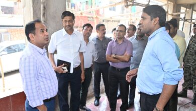 निर्माणाधीन शास्त्री बाजार परिसर का निरीक्षण करने पहुंचे कलेक्टर