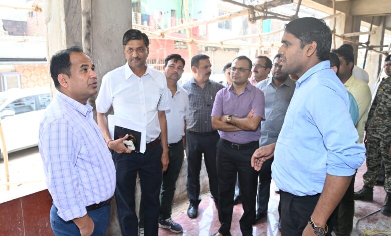निर्माणाधीन शास्त्री बाजार परिसर का निरीक्षण करने पहुंचे कलेक्टर निर्माणाधीन शास्त्री बाजार परिसर का निरीक्षण करने पहुंचे कलेक्टर