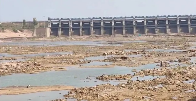 भीषण गर्मी की वजह से गंगरेल बांध में गिरा जलस्तर भीषण गर्मी की वजह से गंगरेल बांध में गिरा जलस्तर