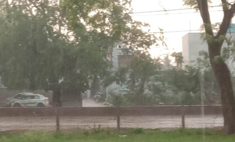 बदला मौसम का मिजाज, अंधड़ के साथ हुई झमाझम बारिश