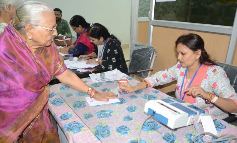 रायपुर के मतदान केंद्रों में मतदाताओं के लिए विशेष व्यवस्थाएं