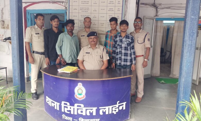 युवक पर मिर्ची पाउडर डालकर चाकू चलाने वाले आरोपी पुलिस के गिरफ्त में युवक पर मिर्ची पाउडर डालकर चाकू चलाने वाले आरोपी पुलिस के गिरफ्त में