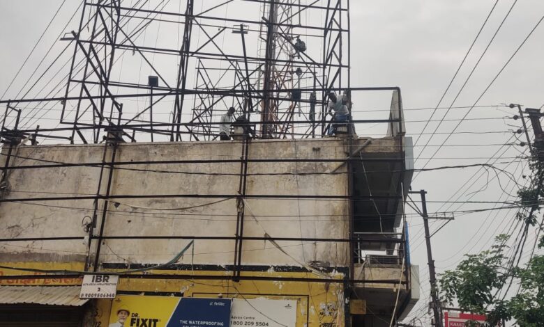 शहर में लगे विज्ञापन होर्डिंग्स की मजबूती का निरीक्षण, गोकूल नगर में टूटे मिले होर्डिंग को तोड़ा