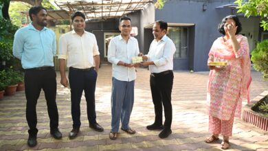 डाॅ. गौरव सिंह पहुंचे आईएएस अफसरों के घर कलेक्टर की पाती लेकर