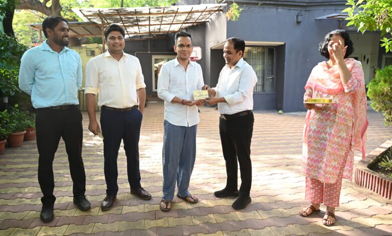 डाॅ. गौरव सिंह पहुंचे आईएएस अफसरों के घर कलेक्टर की पाती लेकर