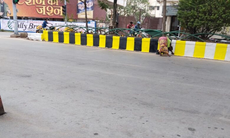 रंगरोगन सौंदर्यीकरण से मार्गो की सुन्दरता निखारने का कार्य रंगरोगन सौंदर्यीकरण से मार्गो की सुन्दरता निखारने का कार्य