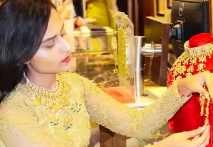 चांदी की चमक बरकरार, भाव उच्च स्तर को छू गई चांदी की चमक बरकरार, भाव उच्च स्तर को छू गई