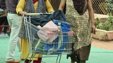 गुलाब फूल मिलते रहे, चेहरे में खिलखिलाहट छाई रही