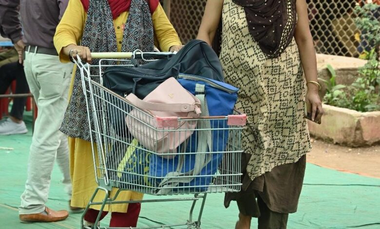 गुलाब फूल मिलते रहे, चेहरे में खिलखिलाहट छाई रही