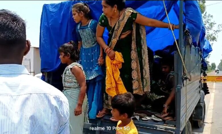 4 पिकअप वाहनो को सवारी ढोते हुए पकड़ा, जुर्माना