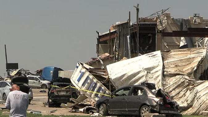 अमेरिका में शक्तिशाली तूफान, 19 लोगों की मौत, लाखों घरों की बिजली गुल