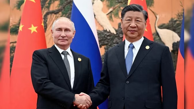 शी जिनपिंग से मिले रूस के राष्ट्रपति व्लादिमीर पुतिन