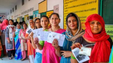 88 साल के धर्मेंद्र ने डाला वोट, राजनाथ सिंह ने लखनऊ और स्मृति ईरानी ने अमेठी में किया मतदान