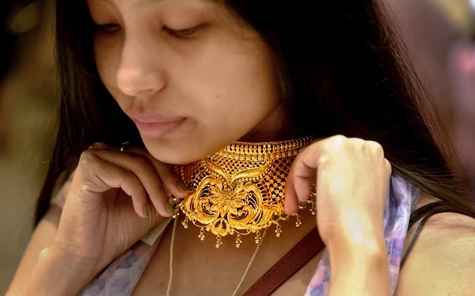 सोने की कीमतों में 350 रुपये की गिरावट, 72 हजार हुई कीमत